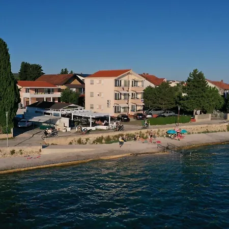 Lara Apartman *
