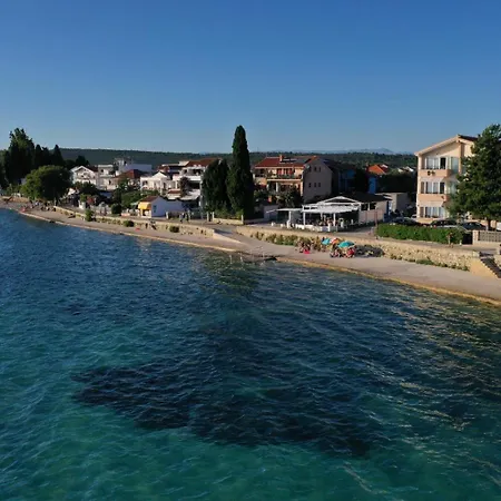 Lara Apartman *