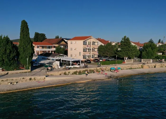 Lara Apartman *