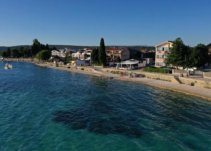 Lara Apartman *