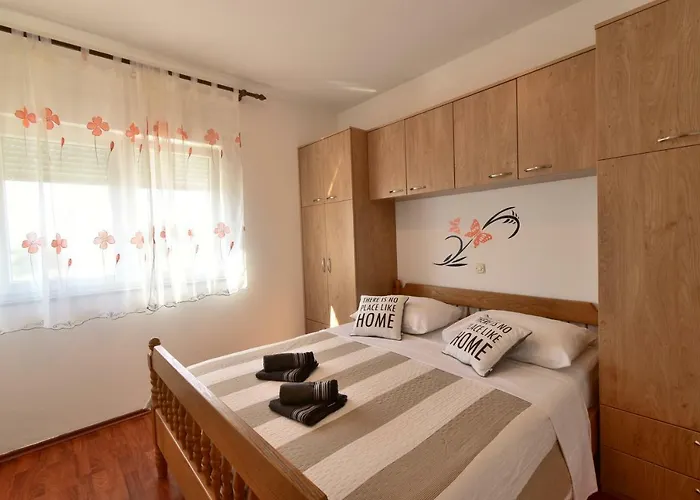 Apartman Lara *
