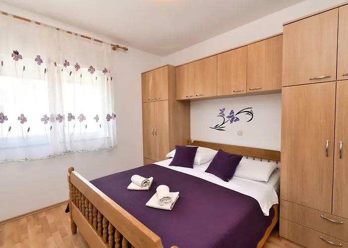 Lara Apartman *