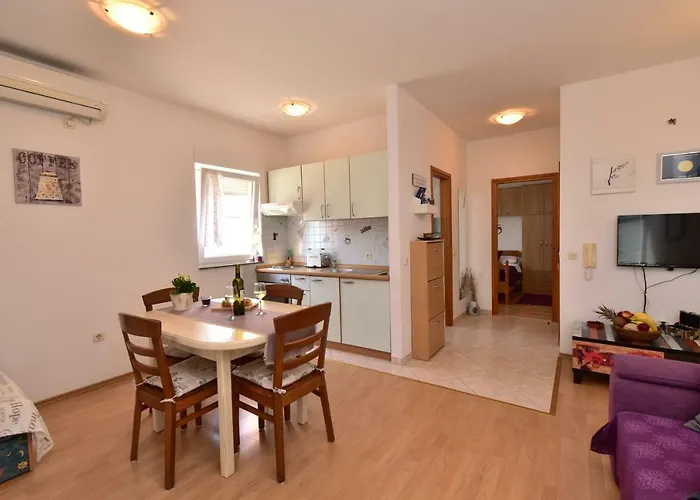 Lara Apartman *