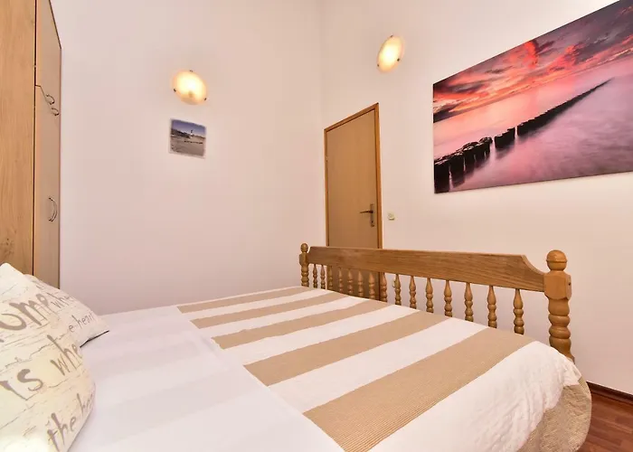 Lara Apartman *