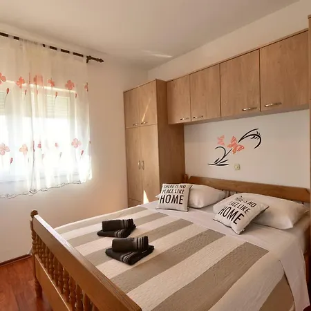 Apartment Lara *