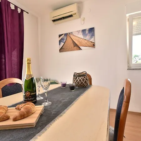 Apartment Lara *