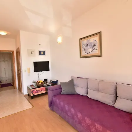 Apartment Lara *